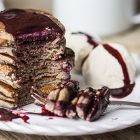 Pancake vegan al succo di mirtilli e gelato