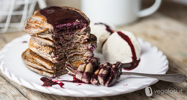 Pancake vegan al succo di mirtilli e gelato