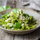 fusilli con crema di avocado