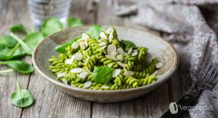 fusilli con crema di avocado