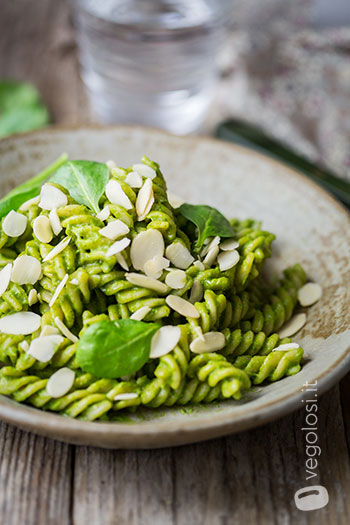 fusilli con crema di avocado