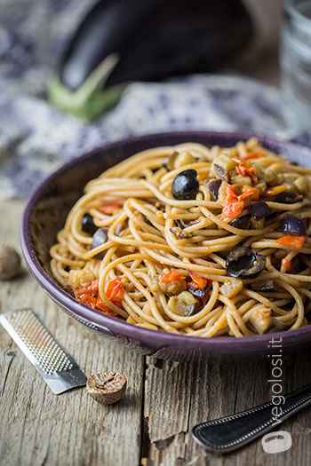 pasta con le melanzane pomodori noce moscata