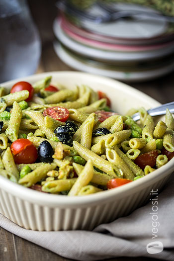 Penne integrali con edamame, pomodorini e olive