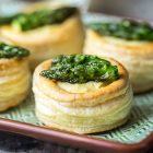 Vol au vent vegan con crema di lenticchie rosse e punte di asparagi