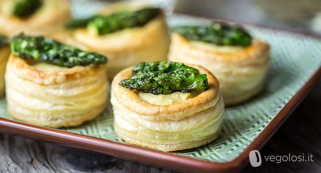 Vol au vent vegan con crema di lenticchie rosse e punte di asparagi