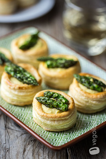 Vol au vent vegan con crema di lenticchie rosse e punte di asparagi
