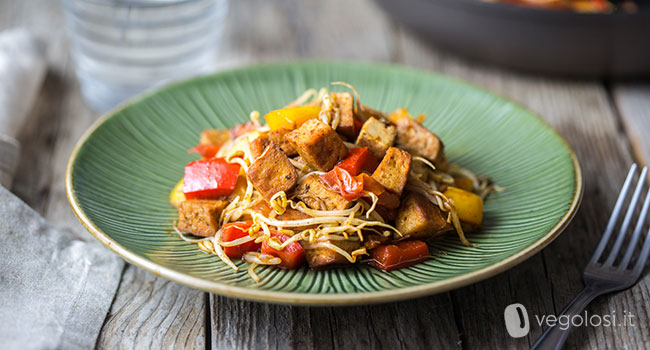 tofu in padella peperoni germogli di soia