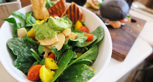 insalata di spinacino con avocado