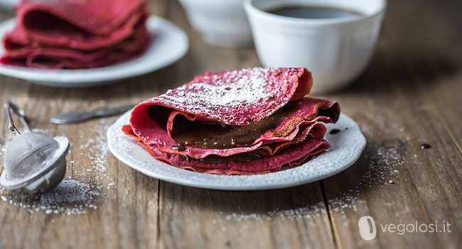 Crepes vegane al grano saraceno e barbabietola con un ripieno di cioccolato