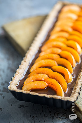 Crostata con cioccolato e nespole