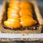 Crostata con cioccolato e nespole