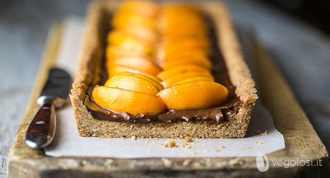 Crostata con cioccolato e nespole