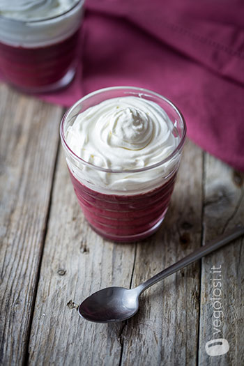 budino di barbabietola con top di panna montata vegana