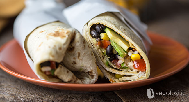 Ricetta del burrito vegan con fagioli neri e pico de gallo