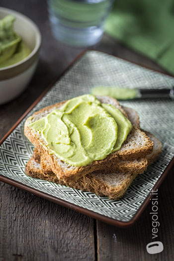 hummus con avocado e lime