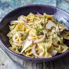 Farfalle integrali con cipolle e olive verdi