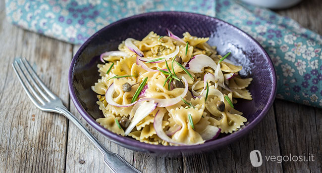 Farfalle integrali con cipolle e olive verdi