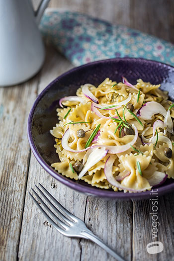 Farfalle integrali con cipolle e olive verdi
