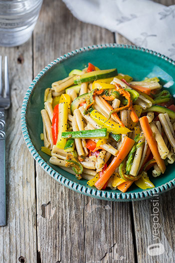 Pasta fredda con verdure miste, limone, zenzero e semi di papavero