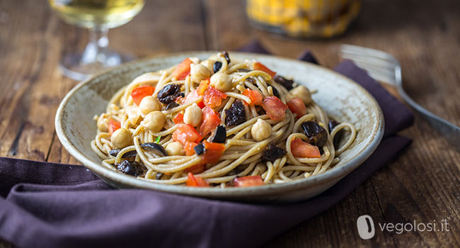 spaghetti con prugne e ceci