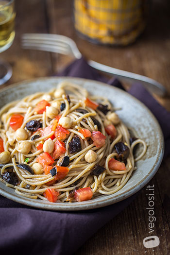 spaghetti con prugne e ceci