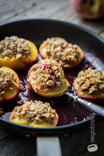 Pesche ripiene con frollini integrali, cocco e nocciole