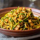 Spaghetti di zucchine con crema di peperoni
