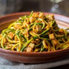 Spaghetti di zucchine con crema di peperoni