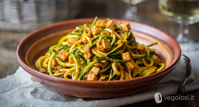 Spaghetti di zucchine cotti al ragù: ricetta vegana per un primo piatto  estivo. - LadyVeg