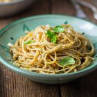 Fettuccine con pesto vegano di pomodori secchi e arachidi