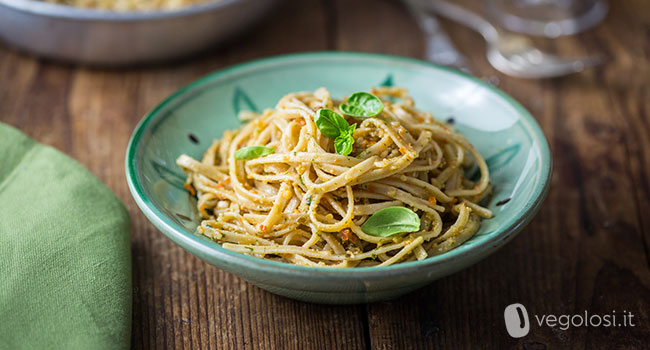 Fettuccine con pesto vegano di pomodori secchi e arachidi