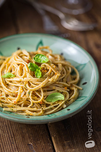Fettuccine con pesto vegano di pomodori secchi e arachidi