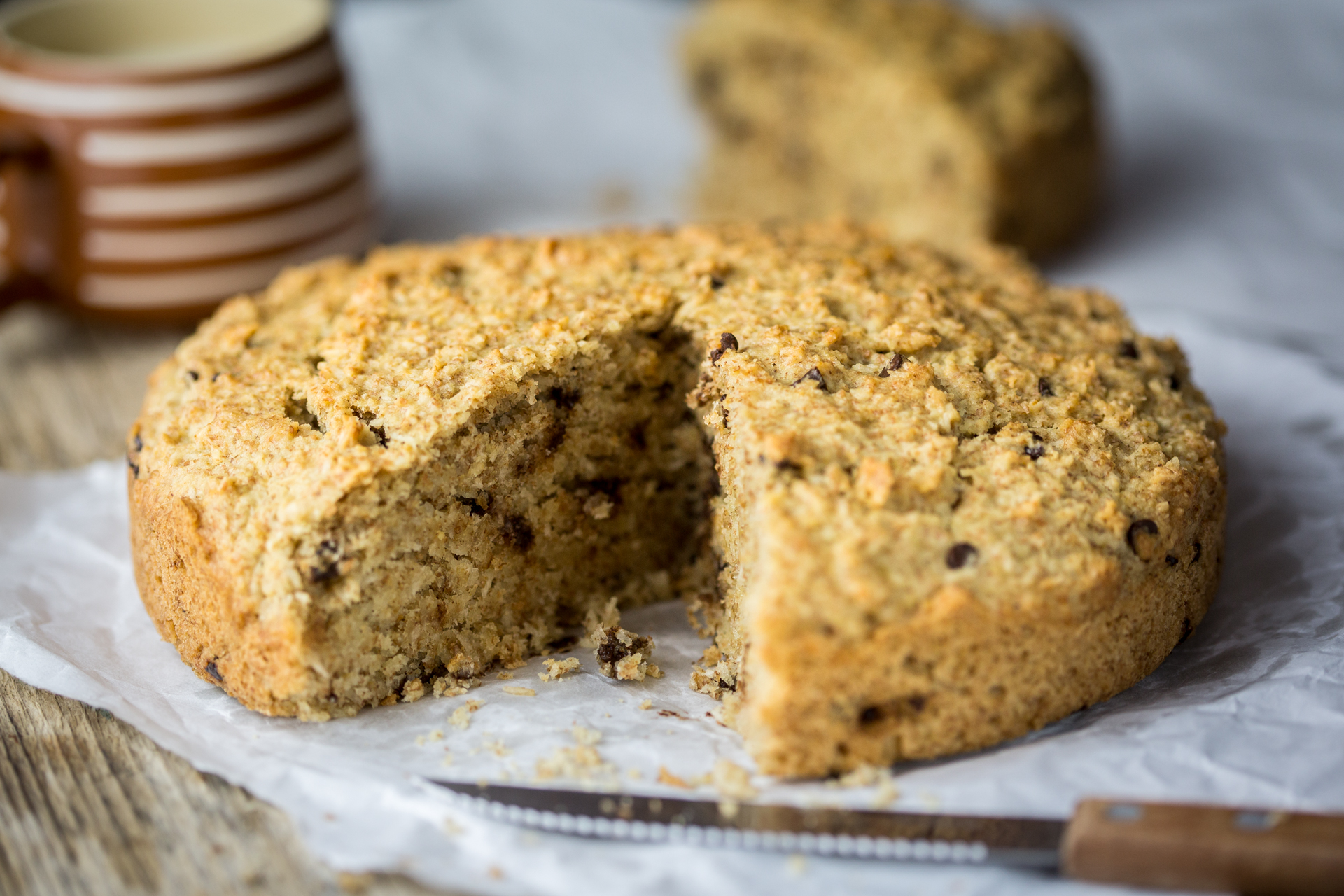 Torta al cocco vegan con gocce di cioccolato - Vegolosi.it