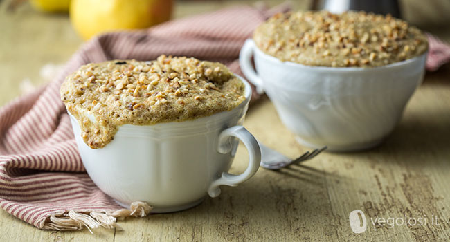 Torta in tazza al microonde con gocce di cioccolato