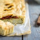 Torta salata con patate, tofu e pesto al basilico