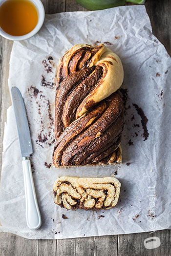 Treccia di pane con crema di nocciole e cioccolato