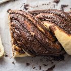 Treccia di pane con crema di nocciole e cioccolato