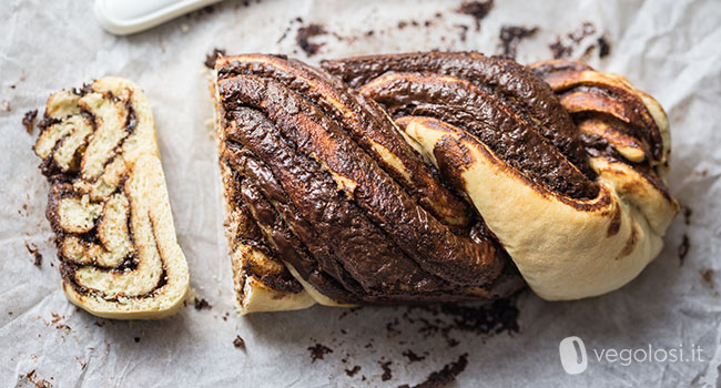 Treccia di pane con crema di nocciole e cioccolato