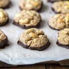 Biscotti senza uova alle arachidi e cioccolato fondente