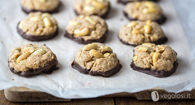 Biscotti senza uova alle arachidi e cioccolato fondente