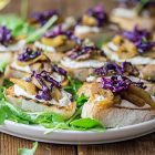 Crostini con hummus di cannellini, seitan e cavolo cappuccio in agrodolce