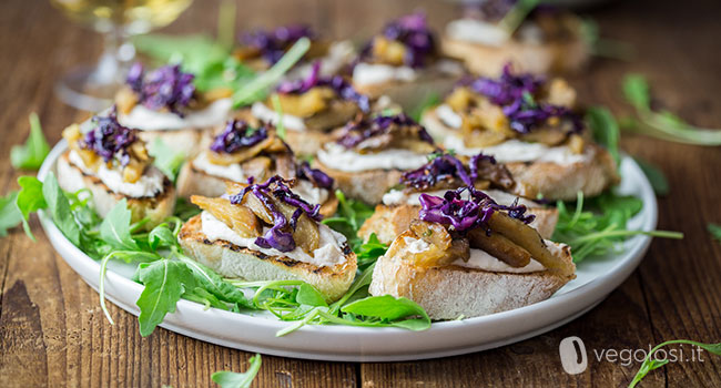 Crostini con hummus di cannellini, seitan e cavolo cappuccio in agrodolce