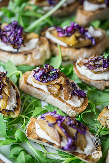 Crostini con hummus di cannellini, seitan e cavolo cappuccio in agrodolce