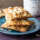 Mini strudel vegan alle amarene con limone e mandorle a lamelle