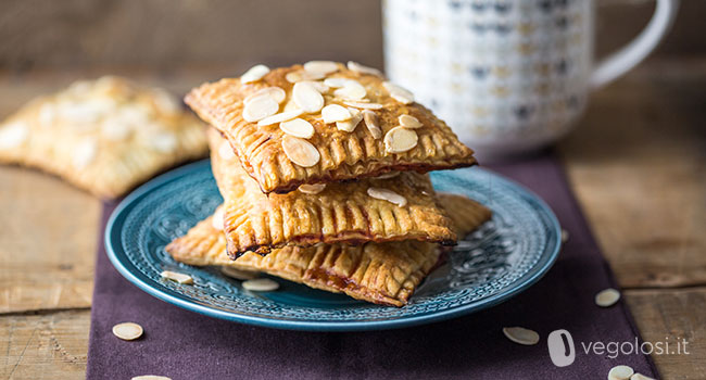 Mini strudel vegan alle amarene con limone e mandorle a lamelle