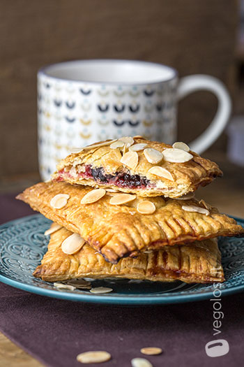 Mini strudel vegan alle amarene con limone e mandorle a lamelle