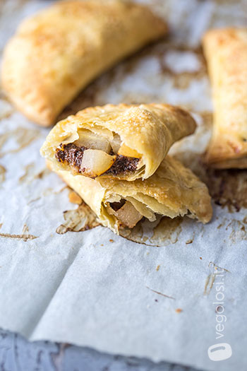 Fagottini di pere al rum e gocce di cioccolato fondente