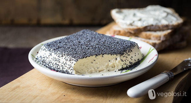 Formaggio vegan spalmabile di tofu, anacardi e tahin