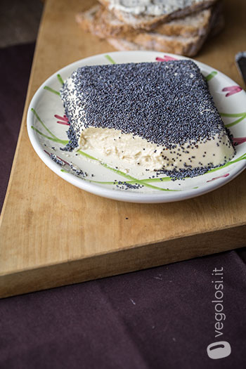 Formaggio vegan spalmabile di tofu, anacardi e tahin