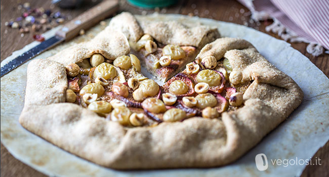 Galette vegana ai fichi, uva e nocciole